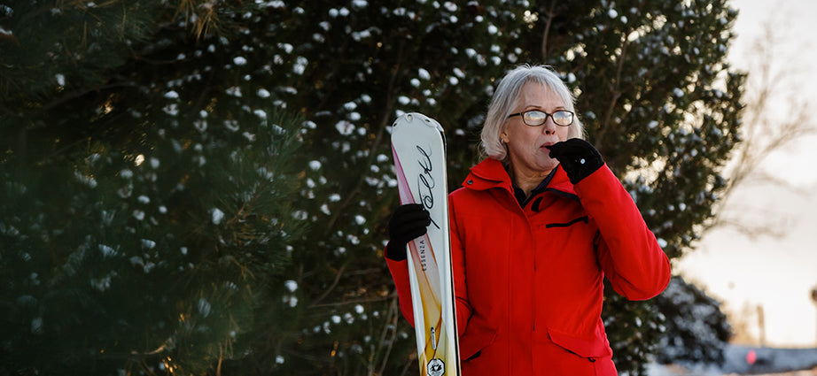 woman with skiis using cbd vape